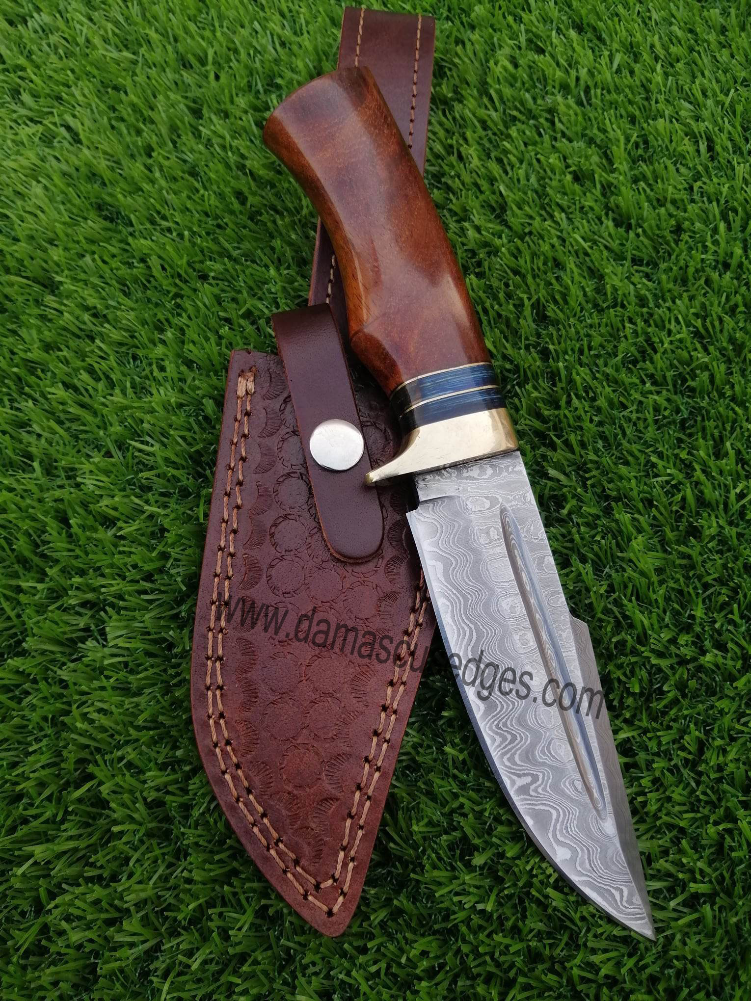 de-hunting12 A close-up view of the Damascus steel blade and rosewood handle of the handcrafted knife.