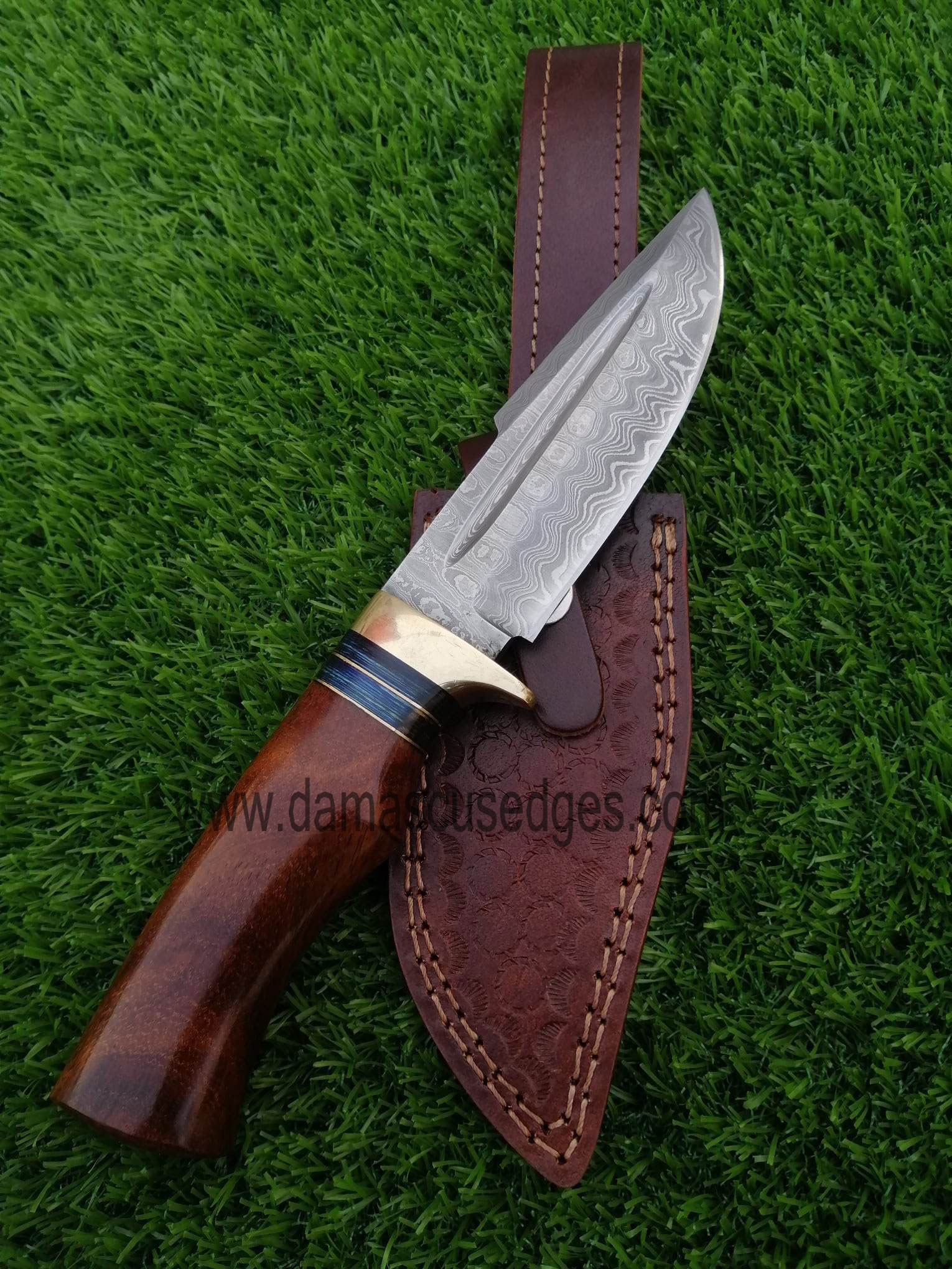 de-hunting14 A close-up of the knife's brass guard and decorative Pakka wood and brass spacers.